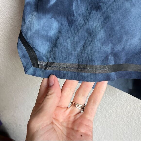 LULULEMON MEN SURGE SHORT
6" LINED BOLD LINES SPRAY - Picture 6 of 10